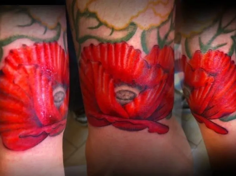 Papavero tatuato sull'avambraccio