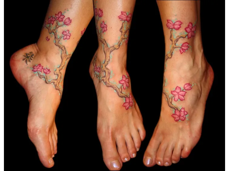 tatuaggio su un piede di fiori di pesco