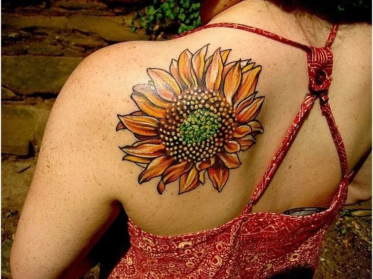 un girasole tatuato sulle spalle di una ragazza