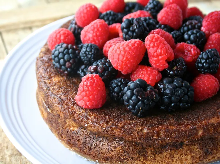 Torta al limone con more e lamponi