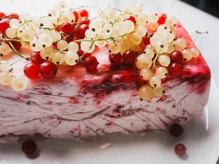 Gelato con ribes bianco e rosso