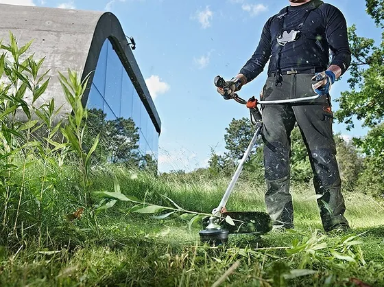 Decespugliatore Husqvarna in azione