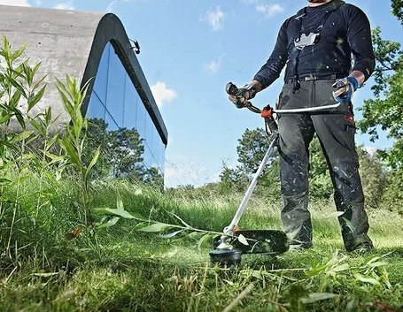 Decespugliatore Husqvarna in azione