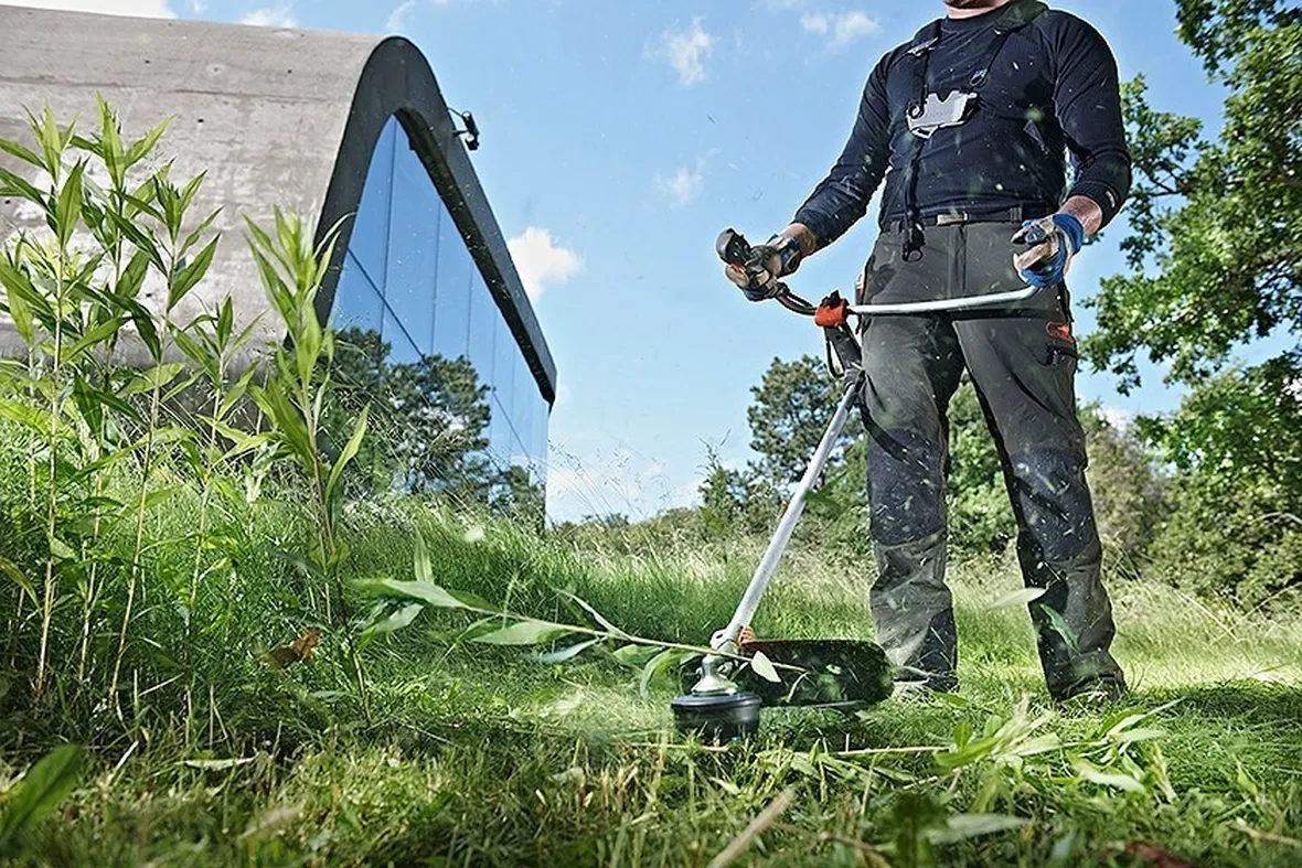Decespugliatore Husqvarna in azione