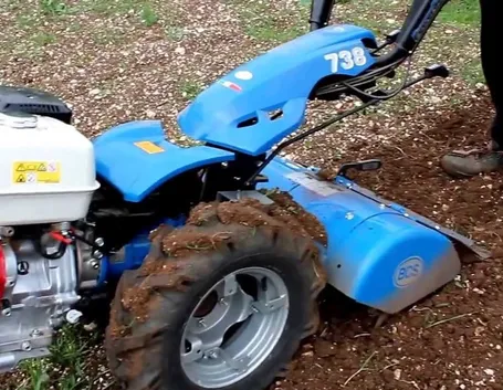 Un motocoltivatore BCS al lavoro