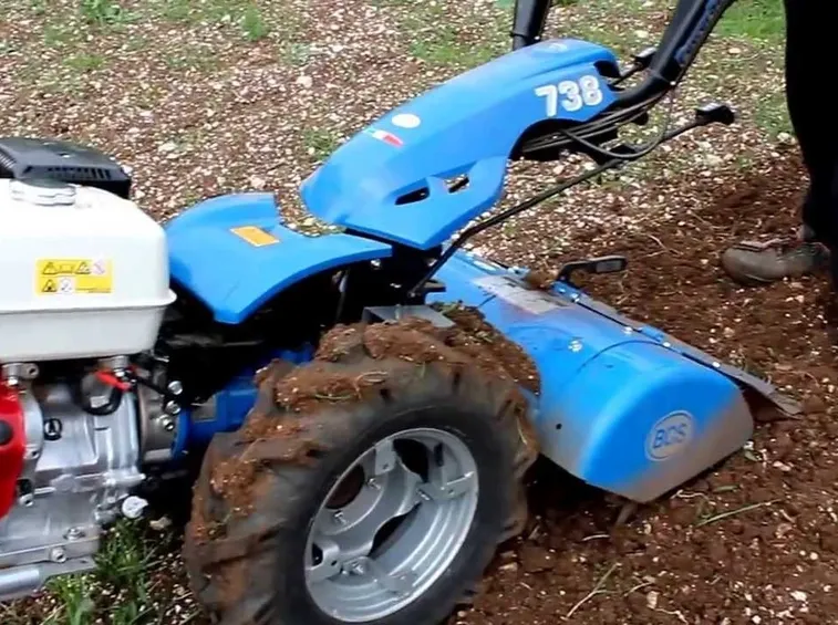 Un motocoltivatore BCS al lavoro