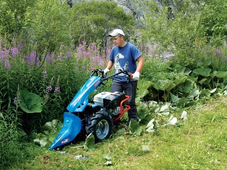 Motocoltivatore in configurazione motofalciatrice