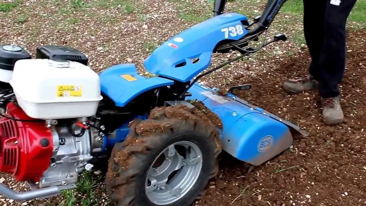 Un motocoltivatore BCS al lavoro
