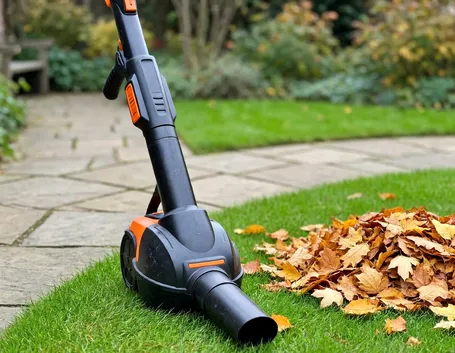Due attrezzi, due modi di lavorare con le foglie