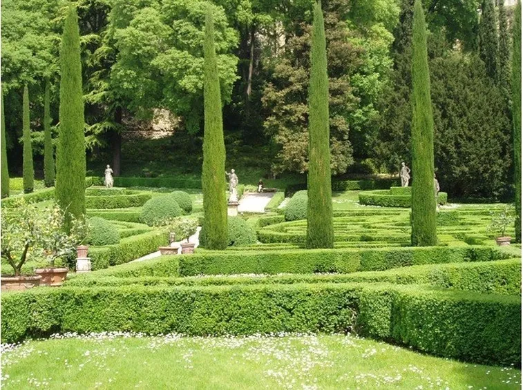 Vialetti laterali in un giardino