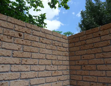 Muro con mattoni di tufo