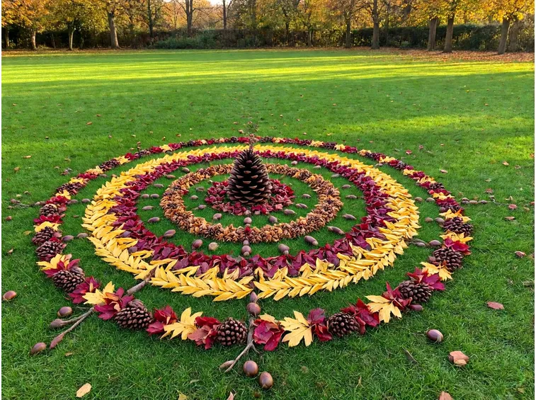 Land art d'autunno: mandala, spirali e animali di foglie