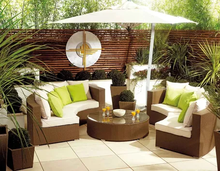 Giardino arredato