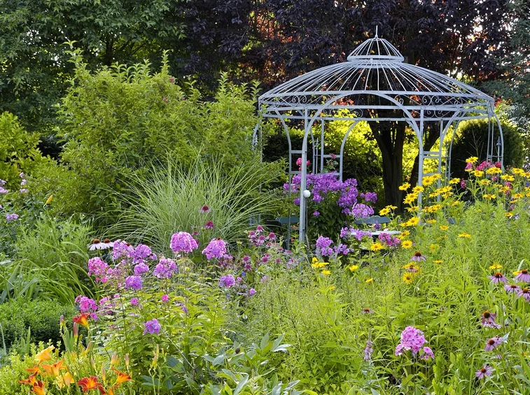 Giardino con gazebo