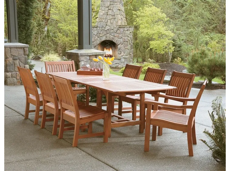 Una veranda con un tavolo in legno. Stile classico