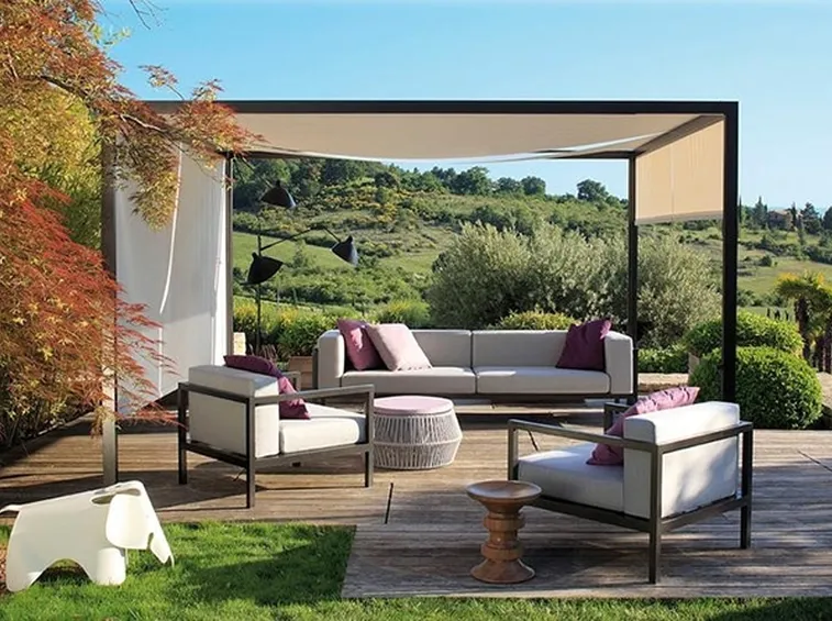 Un salotto da esterno dai colori tenui e dallo stile minimal