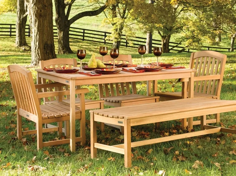 Tavolo in legno con sedie