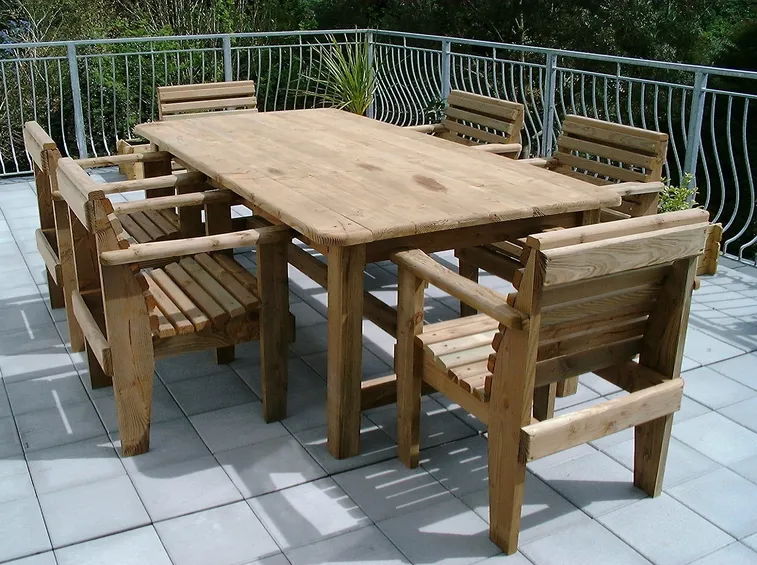 Un tavolo da esterno in legno