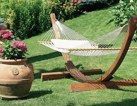 Un'amaca o un dondolo rendono il giardino una zona perfetta per rilassarsi