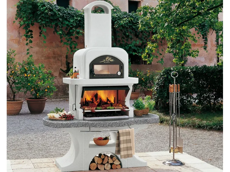 Esempio di giardino relax con piscina e sedute