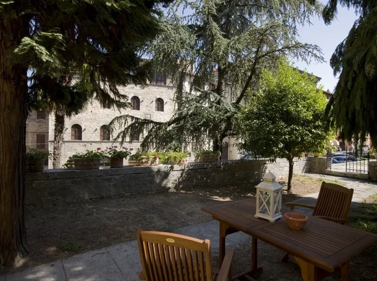 Giardino con sedute e alberi