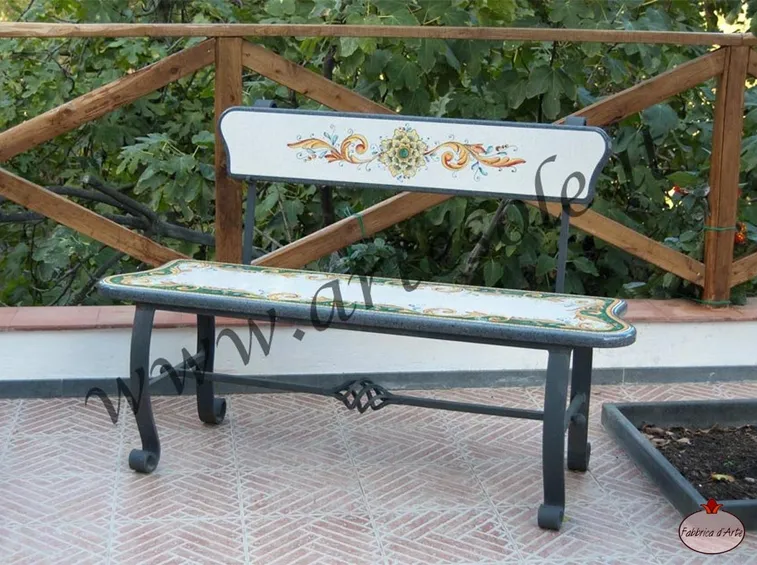 Panchina in ferro e pietra.