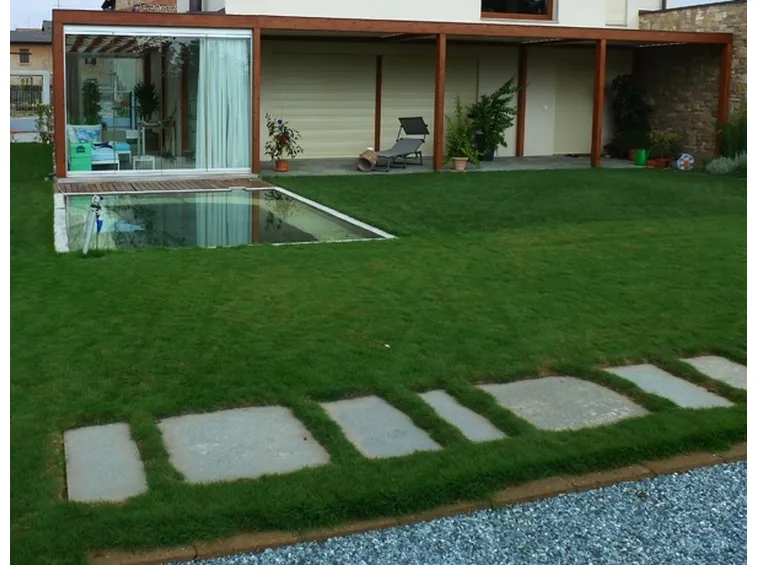 Giardino con specchio d'acqua