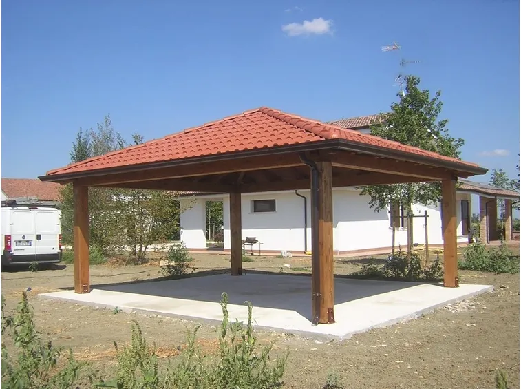 Gazebo in legno con copertura in tegole