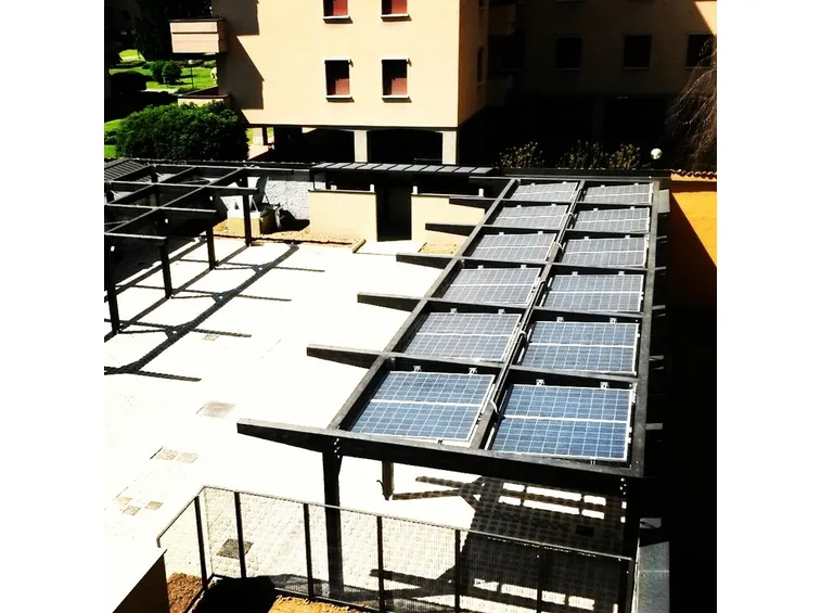 Box auto con copertura in fotovoltaico