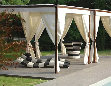 Gazebo da giardino a bordo piscina
