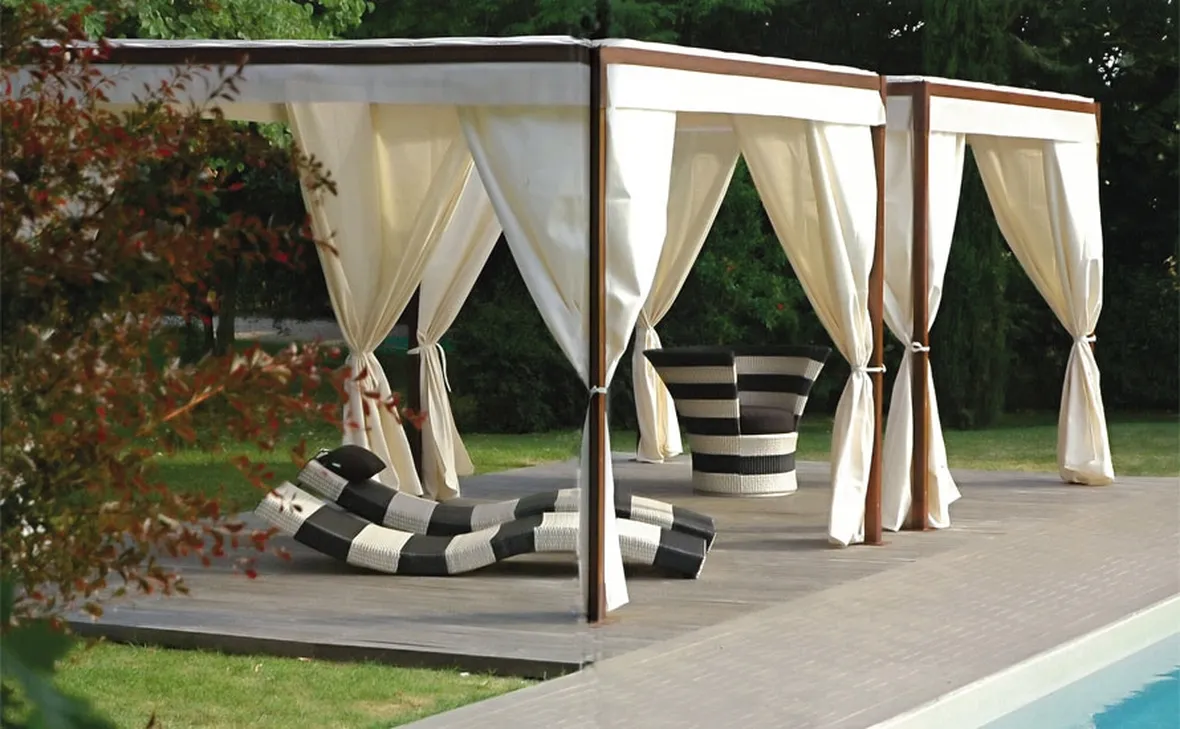Gazebo da giardino a bordo piscina