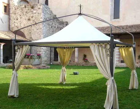 Gazebo con coperture laterali