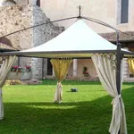 Gazebo con coperture laterali