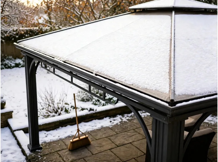 Neve sul tetto: telo teso, puntelli e rimozione con la scopa morbida