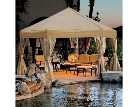 Un gazebo con salotto da giardino