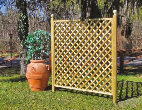 Griglia in legno da giardino