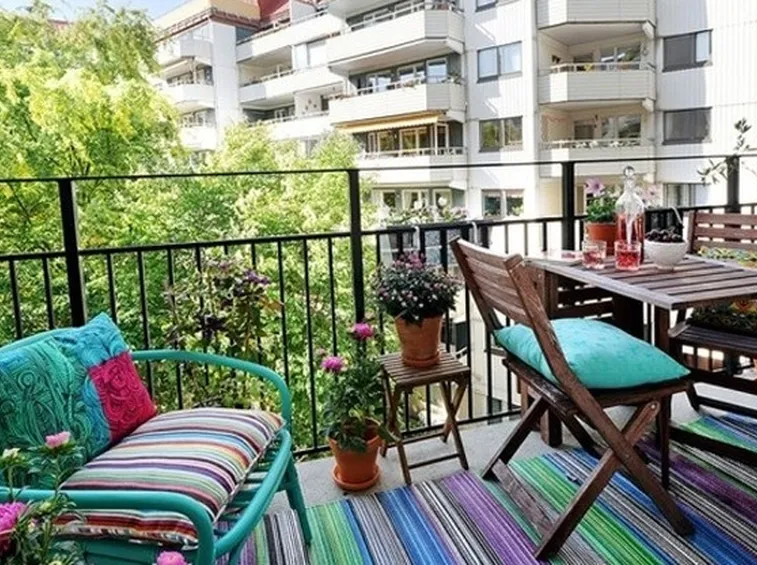 Balcone con arredamenti per esternoo