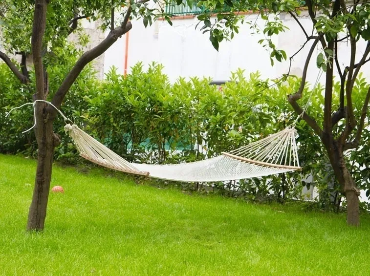 Amaca in moderno giardino cittadino