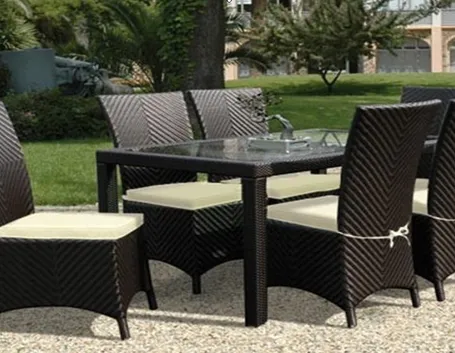 Tavolo e sedie in rattan