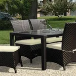 Tavolo e sedie in rattan