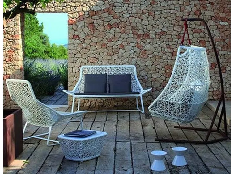 Comodi e bianchi questi complementi di arredo per giardino