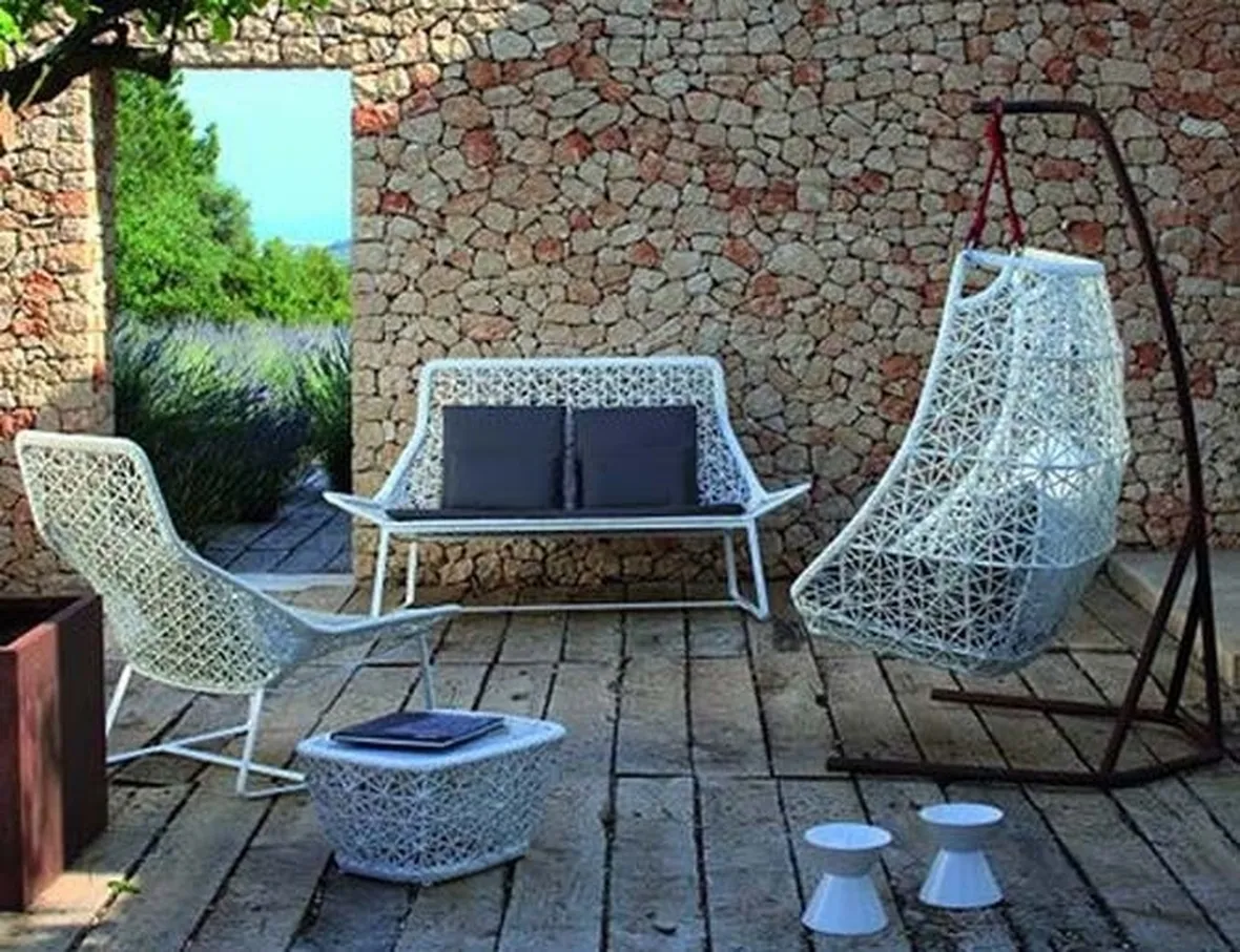 Comodi e bianchi questi complementi di arredo per giardino