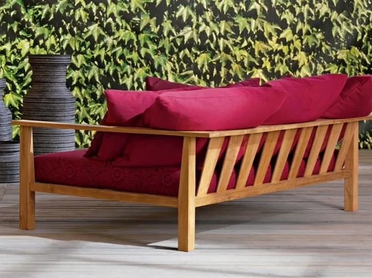 Divano da giardino in legno con cuscini rossi