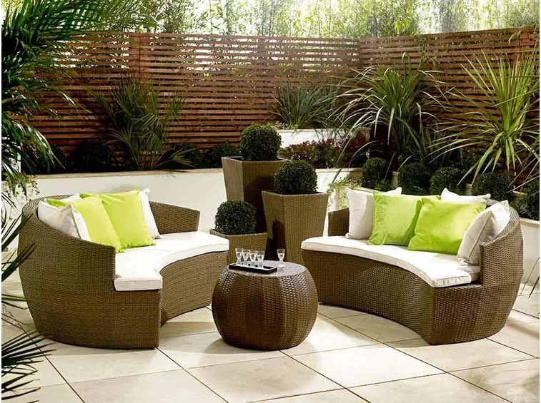 Divano da giardino realizzato in rattan