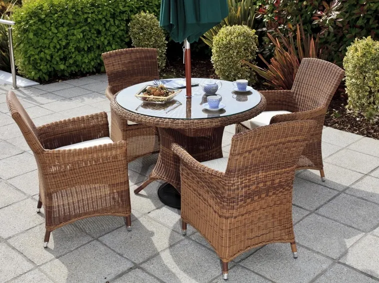 Un semplice tavolino in rattan per sorseggiare un tè