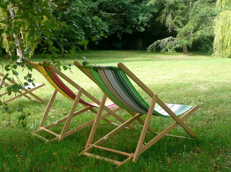 Le sedie sdraio in tela per il giardino