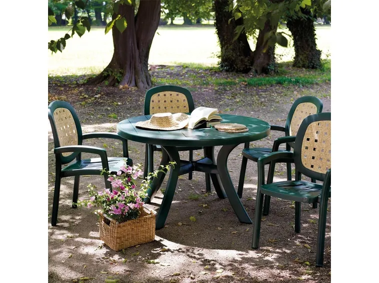 Tavolo da giardino con quattro sedie