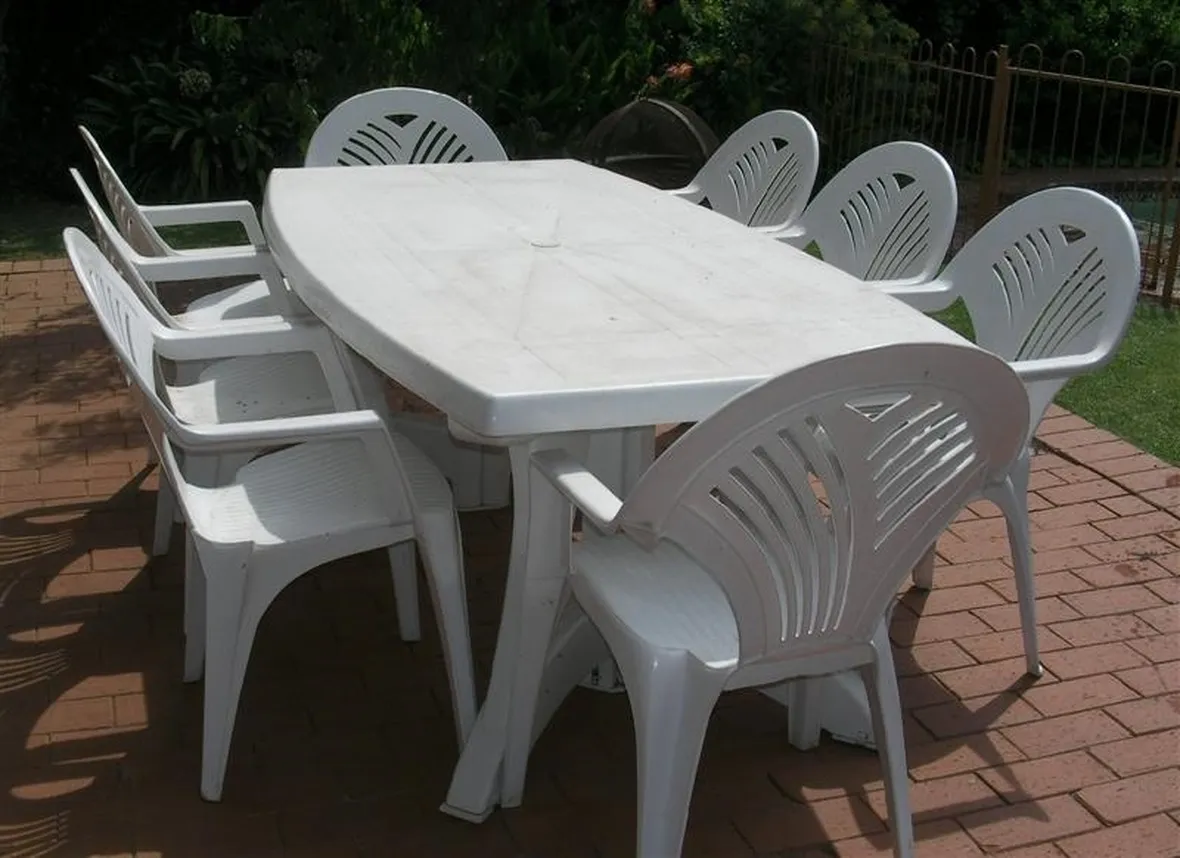 Tavolo in plastica bianco