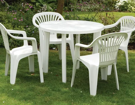Classico tavolo in plastica da giardino