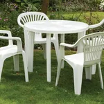 Classico tavolo in plastica da giardino